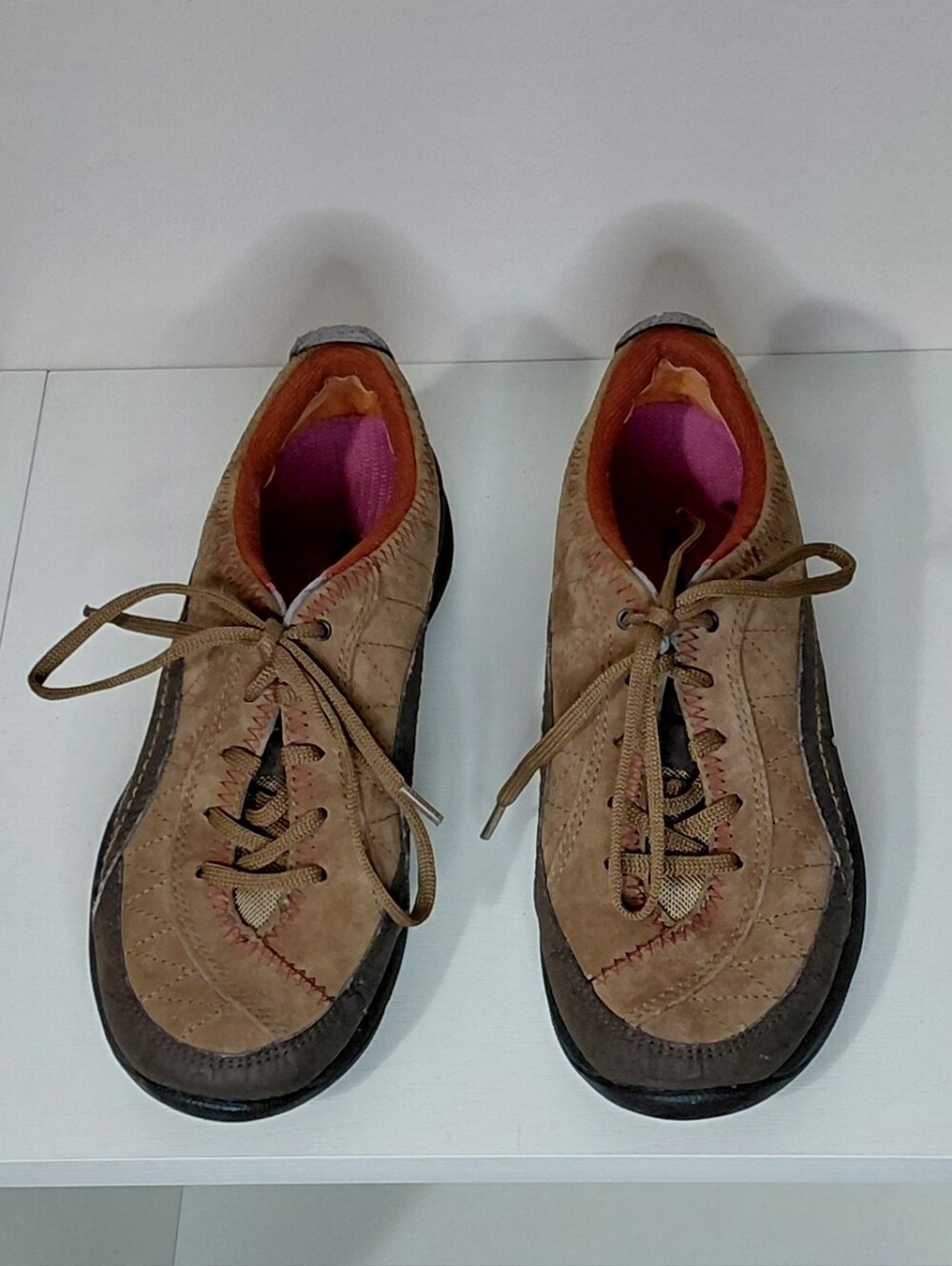 Women’s 5 1/2 Suede Leather Athletic Lace-Up Sneakers - Brown with Red Accent - Picture 7 of 13
